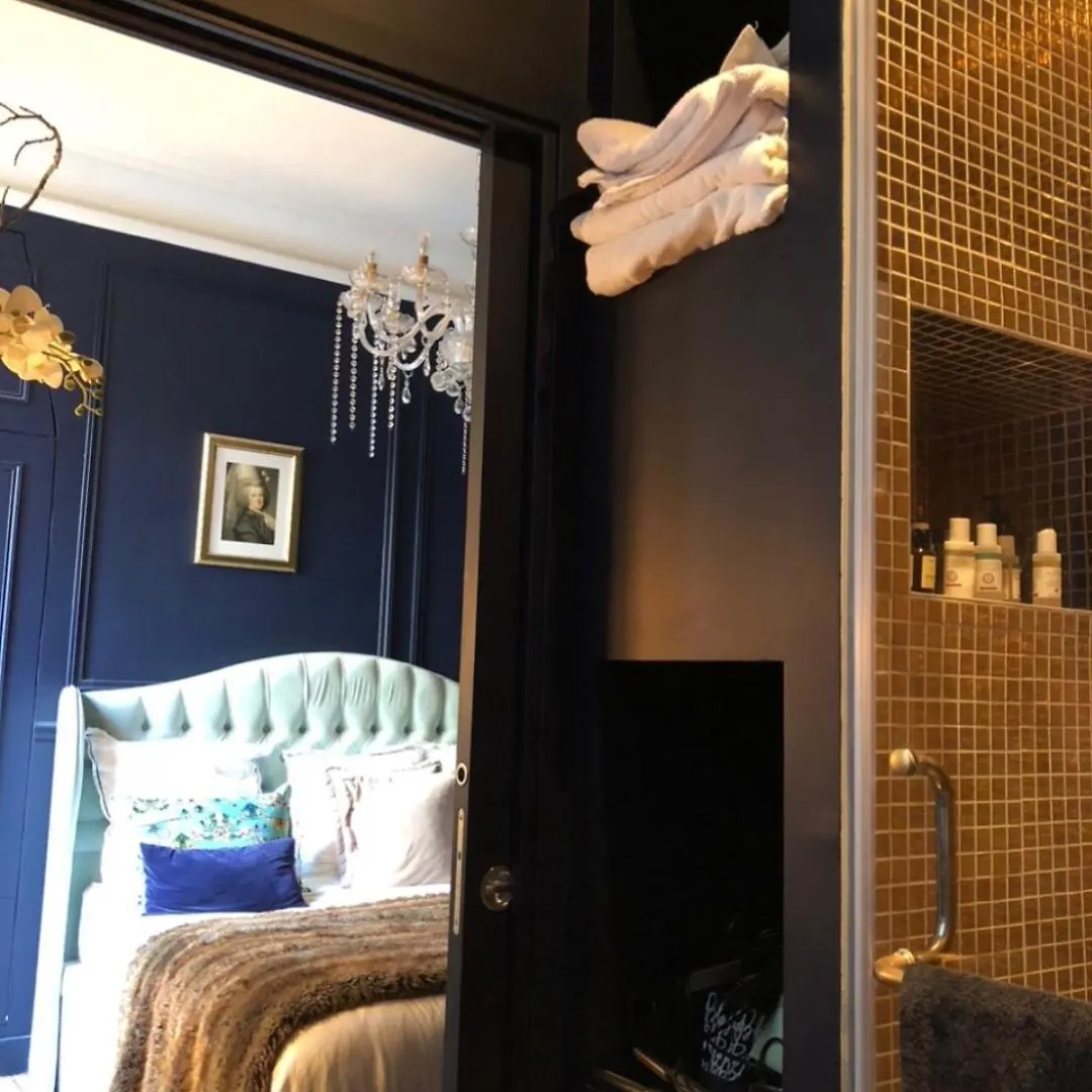 Room S - Louvre Museum - Shared Bathroom With Host París Francia